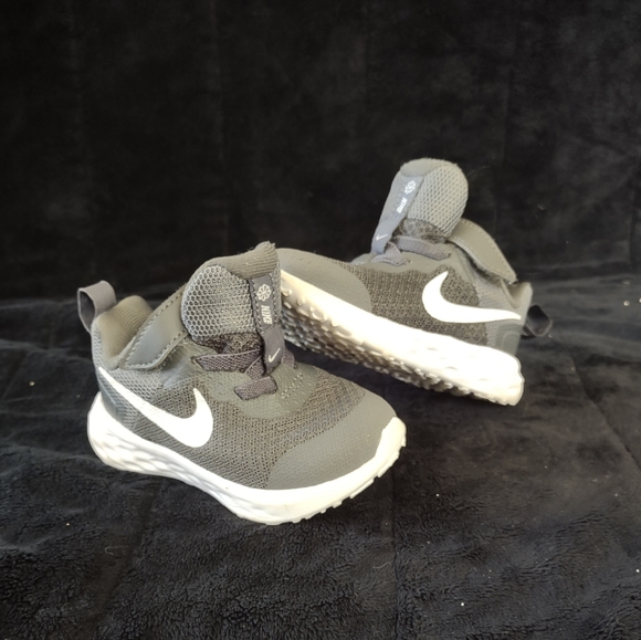 NIKE REVOLUTION 5 TODDLER Grey Running SHOES SIZE 4C BQ5673 Lightweight GOOD - Picture 6 of 15